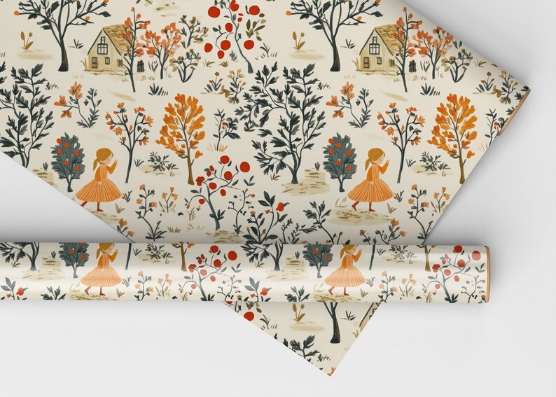 Puede incluir: Un papel de regalo con un dise&ntilde;o de patr&oacute;n repetitivo que presenta una ilustraci&oacute;n caprichosa de una ni&ntilde;a con un vestido rojo caminando por un bosque con &aacute;rboles, flores y bayas rojas.