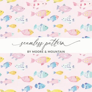 Puede incluir: Un patrón sin costuras con peces de acuarela en tonos rosa, amarillo, azul y blanco sobre un fondo rosa claro. También se ve el texto "seamless pattern" y "BY MOORE & MOUNTAIN".