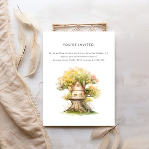 Op de afbeelding: Een huwelijksuitnodiging met een aquarel-illustratie van een boomhut in een boom met een trap die naar de voordeur leidt. De tekst luidt "U bent uitgenodigd" voor de bruiloft van Angie en Carlos op zaterdag 23 oktober 2024 om 15:00 uur. 1234 Peterwise Street, Augusta, Maine 78402. RSVP naar Alexa op 43203495.