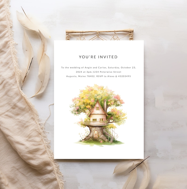Op de afbeelding: Een huwelijksuitnodiging met een aquarel-illustratie van een boomhut in een boom met een trap die naar de voordeur leidt. De tekst luidt "U bent uitgenodigd" voor de bruiloft van Angie en Carlos op zaterdag 23 oktober 2024 om 15:00 uur. 1234 Peterwise Street, Augusta, Maine 78402. RSVP naar Alexa op 43203495.