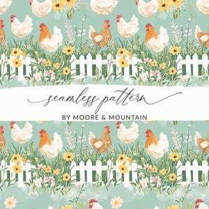 Peut inclure: Un motif sans couture représentant une clôture en bois blanc, de l'herbe verte et des fleurs colorées. Des poulets de différentes couleurs et races sont dispersés dans tout le motif. Le texte "seamless pattern by Moore & Mountain" est affiché en bas de l'image.