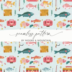 Puede incluir: Un patrón continuo sobre un fondo azul claro con ilustraciones de varios peces en naranja, rosa y verde azulado, junto con cajas de pesca rojas, cañas de pescar y algas verdes. El texto dice seamless pattern by Moore & Mountain.