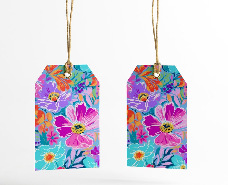 Pu&ograve; includere: Due etichette regalo floreali colorate con sfondo blu e fiori rosa, viola, arancioni e verdi. Le etichette sono appese a uno spago.