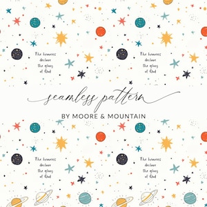 Op de afbeelding: Een naadloos patroon met hemelse elementen zoals sterren, planeten en sterrenbeelden. De tekst "The heavens declare the glory of God" wordt herhaald. Het ontwerp bevat ook de woorden "seamless pattern" en "BY MOORE & MOUNTAIN".