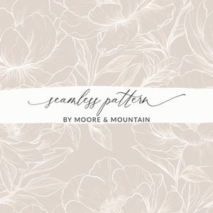 Puede incluir: Un diseño de patrón floral sin costuras en una paleta de colores neutros. El diseño presenta grandes flores y hojas detalladas en blanco sobre un fondo beige claro. El texto "seamless pattern" y "BY MOORE & MOUNTAIN" se muestra en una pancarta blanca.