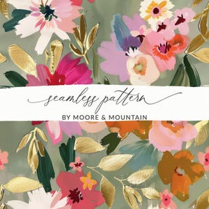 以下が含まれることがあります： ピンク、オレンジ、白の花柄シームレスパターン。金色の葉のアクセントが、くすんだ緑色の背景に描かれています。「seamless pattern」と「BY MOORE & MOUNTAIN」の文字が白いバナーに表示されています。