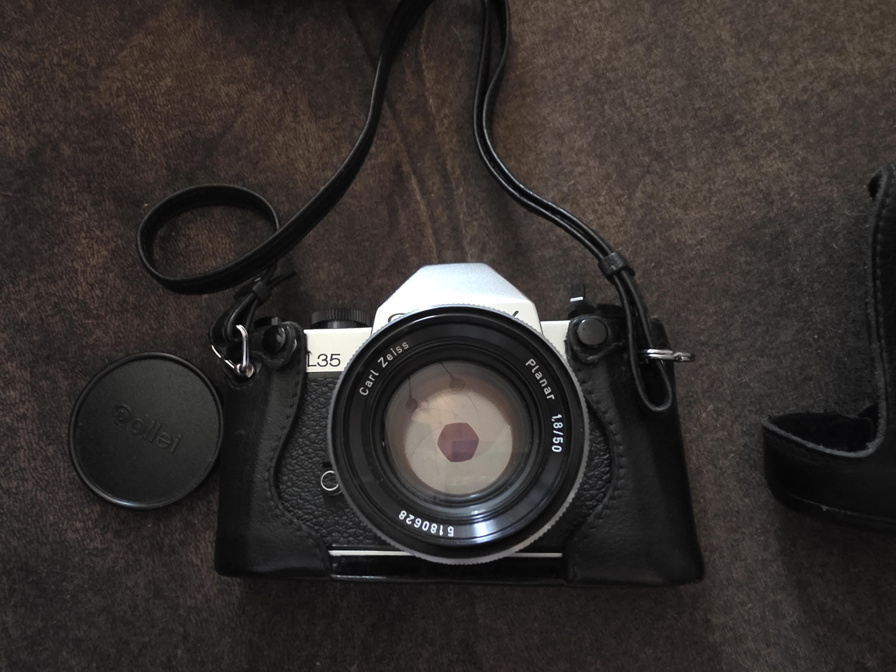 Rolleiflex SL35 With a Carl Zeiss Planar 50mm F/1.8 Lens With Case
