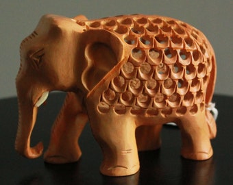 Statue d'éléphant en bois faite à la main, design Jali complexe, sculpture avec bébé dans le ventre