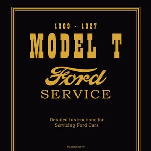 Könnte beinhalten: Ein Vintage-Poster in Schwarz und Gold mit dem Text "1909 - 1927 MODEL T Ford SERVICE" und "Detaillierte Anweisungen für die Wartung von Ford-Fahrzeugen" und "Herausgegeben von Ford Motor Company DETROIT, MICHIGAN, U. S. A."