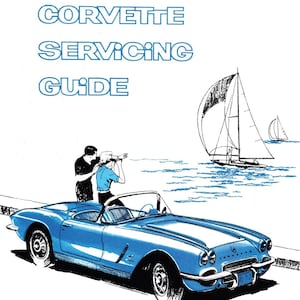 Könnte beinhalten: Ein blauer Corvette-Wartungsleitfaden für die Modelle von 1953 bis 1962 mit einem blauen Corvette-Cabriolet auf dem Cover. Zwei Personen stehen auf einem Steg und betrachten das Auto. Das Auto befindet sich vor einem weißen Hintergrund mit blauem Wasser und einem Segelboot im Hintergrund.