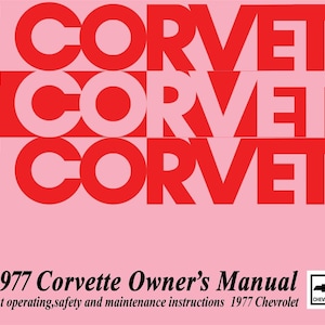 Könnte beinhalten: Ein rosafarbenes und rotes 1977 Corvette-Handbuch mit dem dreimal wiederholten Text "77 CORVETTE". Das Handbuch enthält wichtige Bedienungs-, Sicherheits- und Wartungsanweisungen für Chevrolet-Fahrzeuge aus dem Jahr 1977.