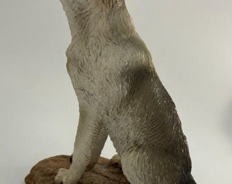 Estatua del lobo aullador (piedra viva)