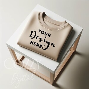 Gildan 18000 Maqueta de arena, Sudadera Gildan Sand Modern Flat Lay Mockup Modelo Mockup Color arena, Descarga digital