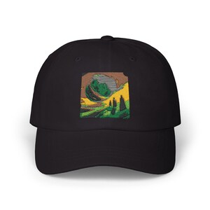 Peut inclure: Casquette de baseball noire avec un motif brodé. Le motif représente un paysage surréaliste avec un globe vert, des collines jaunes et des personnages stylisés. La casquette a une visière incurvée et une couronne structurée.