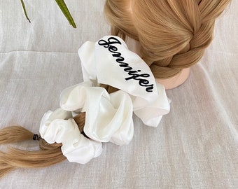 Scrunchie de nombre personalizado, scrunchie de satén de seda, scrunchie de Navidad, regalo personalizado para ella, scrunchie de fiesta