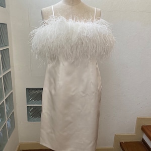 Mini-jurk met witte veren en zijdesatijnen: aangepaste cocktailjurk