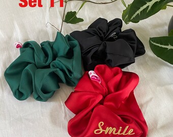 Scrunchie de nombre personalizado, scrunchie de satén de seda, scrunchie de Navidad, regalo personalizado para ella, scrunchie rojo