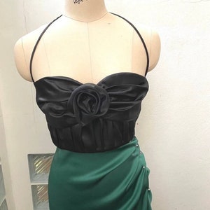 絶妙な黒の3Dローズ装飾スパゲッティストラップドレス、魅力と優雅さの衣装、豪華なローズ柄の衣装、魅惑的な黒の魅力