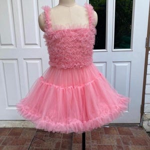 Elegante abito con volant in tulle rosa: abito da festa personalizzato
