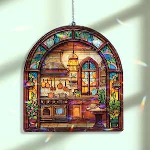 Könnte beinhalten: Eine Buntglasszene einer Küche mit einem bogenförmigen Holzrahmen. Die Küche verfügt über einen Herd, Töpfe, Pfannen und Pflanzen. Das Buntglas hat farbenfrohe Blumen- und geometrische Muster mit einer Hängekette.