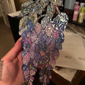 Ornamento acchiappasole ondulato in acrilico con glicine, pannello per finestra effetto vetro colorato con fiori viola pendenti, elegante decorazione floreale primaverile per la casa. immagine 10