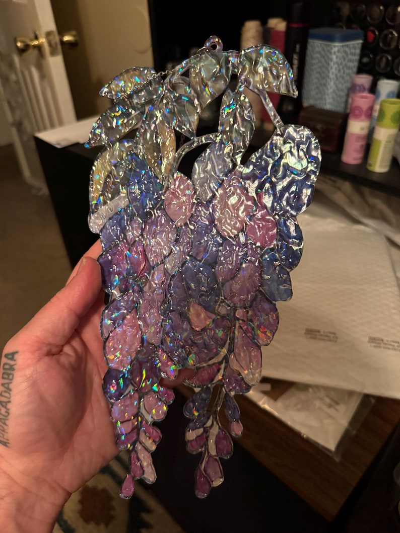 Ornamento acchiappasole ondulato in acrilico con glicine, pannello per finestra effetto vetro colorato con fiori viola pendenti, elegante decorazione floreale primaverile per la casa. immagine 10