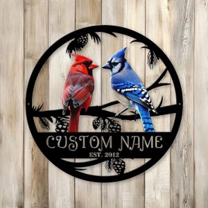 Cartello in metallo personalizzato con cardinale e ghiandaia azzurra, cartello con nome personalizzato per coppia di uccelli, decorazione da parete rotonda per gli amanti della natura, regalo per la famiglia