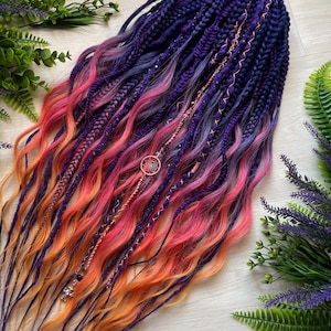Könnte beinhalten: Ein Set geflochtener Dreadlocks in leuchtenden Farben: Tiefviolett, Blau, Pink und Orange. Die Dreads weisen dekorative Akzente und einen Farbverlauf auf, der von dunklen zu hellen Tönen übergeht.