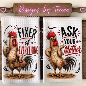 Könnte beinhalten: Zwei weiße Waffel-Küchentücher mit Hahn-Grafiken. Auf einem Handtuch steht "Fixer of Everything" mit einem Hahn, der einen Schraubenschlüssel hält. Auf dem anderen steht "Ask Your Mother" mit einem Hahn, der gestikuliert. Oben befindet sich eine hölzerne Teigrolle.