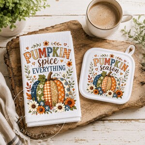 Puede incluir: Un paño de cocina blanco con textura de gofre y un agarrador cuadrado a juego con ilustraciones de calabazas coloridas y detalles florales. El paño dice PUMPKIN SPICE EVERYTHING y el agarrador dice PUMPKIN SEASON en letras decorativas.