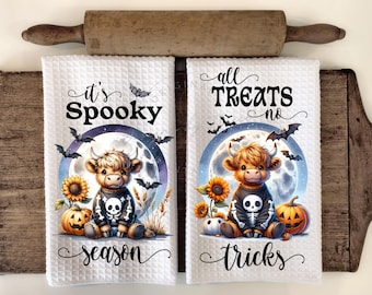 Paquete de imágenes PNG de toallas de Halloween con diseño de vaca espeluznante de las Tierras Altas y diseño de sublimación de vaca esqueleto.