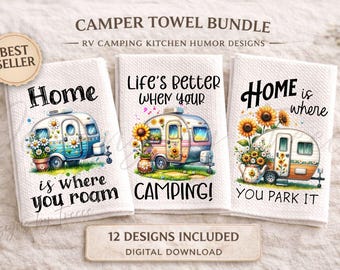 Könnte beinhalten: Drei weiße Küchentücher mit Wohnwagen-Designs. Jedes Tuch zeigt eine andere Wohnwagen-Illustration mit floralen Akzenten und Sätzen wie "Home is where you roam", "Life's better when your camping" und "Home is where you park it."