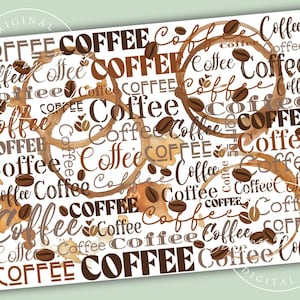 Pode incluir: Uma impressão de arte digital com a palavra "Coffee" repetida em várias fontes e tamanhos, acompanhada por ilustrações de grãos de café e manchas de café. O design usa tons de marrom e bege, criando uma estética quente e convidativa.