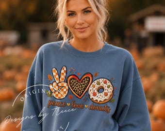 Maglietta autunnale "Peace Love Donut Lovers" PNG, stampa a sublimazione a quadri leopardati autunnali, download digitale.