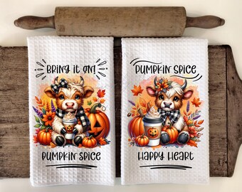 Paquete PNG de diseño de toalla de cocina de otoño con diseño de vaca de las Tierras Altas y especias de calabaza
