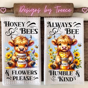 Puede incluir: Dos toallas de cocina blancas con una linda caricatura de vaca de las tierras altas sosteniendo un frasco de miel. La primera toalla dice "Honey & Bees & Flowers Please". La segunda toalla dice "Always Bee Humble & Kind".