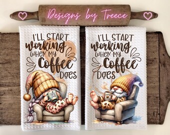 Peut inclure: Deux torchons de cuisine blancs avec un gnome brun tenant une tasse de café. Le texte sur les torchons est "Je commencerai à travailler quand mon café sera prêt".