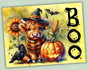 Puede incluir: Ilustración con temática de Halloween con una vaca de las Tierras Altas con sombrero y bufanda de bruja, una calabaza tallada, un cuervo y un murciélago sobre un fondo amarillo. La palabra "BOO" está escrita en letras negras grandes. Un girasol y maíz completan la escena.