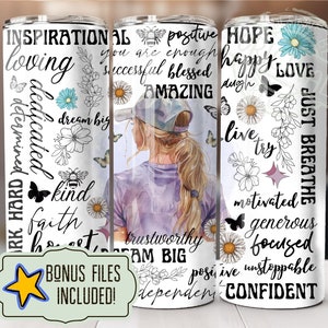 Peut inclure: Un gobelet blanc avec une illustration aquarelle d'une femme portant une casquette de baseball et une chemise violette. Le gobelet est décoré de texte noir qui comprend des mots comme "inspirant", "aimant", "dévoué", "déterminé", "espoir", "heureux", "amour", "vivre", "essayer", "motivé", "généreux", "concentré", "inarrêtable" et "confiant".