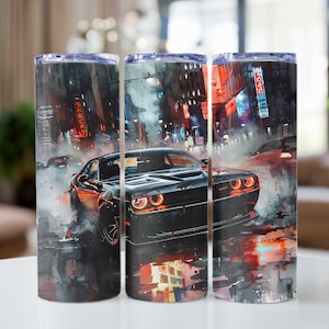 Può includere: Un'auto sportiva nera con luci posteriori rosse guida attraverso una strada cittadina di notte. L'auto è circondata da fumo e le luci della città si riflettono sul selciato bagnato. L'immagine è un dipinto ad acquerello.