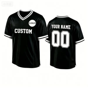 Könnte beinhalten: Ein schwarzes Kurzarmtrikot mit V-Ausschnitt und weißer Zierleiste. Auf der Vorderseite steht das Wort CUSTOM und ein kreisförmiger Logo-Platzhalter. Die Rückseite zeigt den Text YOUR NAME über der Nummer 00 in weißer Blockschrift.