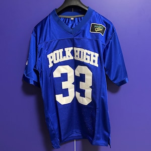 Op de afbeelding: Een blauw voetbaltenue met witte letters die "POLK HIGH" en het nummer "33" lezen.
