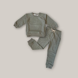 Sweaterset van biologische katoenen sweaterstof | Set peutertrui en joggingbroek | Babykledingset | Minimalistisch | Cadeau kraamcadeau | Verjaardag