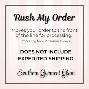 Op de afbeelding: Een roze en witte gestreepte achtergrond met de tekst "Rush My Order" in een cursief lettertype. De tekst hieronder legt uit dat de bestelling naar voren wordt verplaatst voor verwerking. De tekst vermeldt ook dat het geen versnelde verzending omvat.