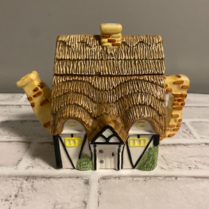 Leonardo Collection English Tudor House Cottage Tea Pot Collectible