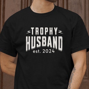 Trophäe Ehemann Shirt, Geschenk für ihn, lustiges Ehemann Shirt, Geschenk von Frau, Jahrestagsgeschenk für ihn, Geschenk für Ehemann, Geschenk zum Valentinstag