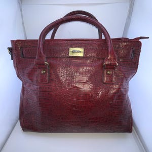 Bolso de mano vintage rojo Bueno estilo cocodrilo con asa y herrajes dorados estilo Kelly