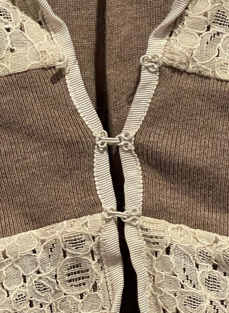 Retro VTG Rare Twee Reversible Anthropologie Knitted & Knotted Short Sleeved Ivory Brown Lace Cardigan Hoodie image 9