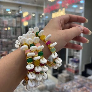 Handgjorda armband med kaurisnäckor | Flerfärgade pärlor, guldfärgad bas, etnisk bohemisk stil