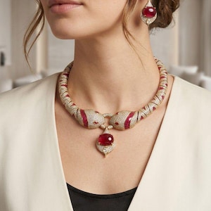 Collier ras de cou serpent en diamants, pendentif cabochon en rubis et boucles d'oreilles